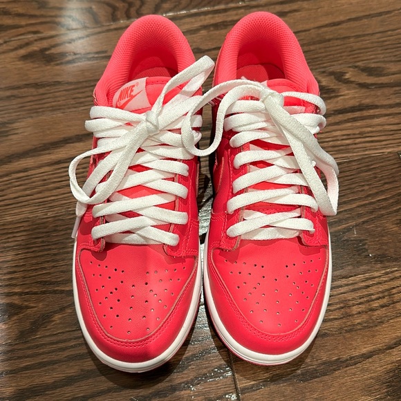 Hot pink Nike Dunks - Picture 2 of 13